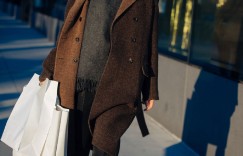 模特儿们下班后，纽约2022秋冬时装周 ​​​