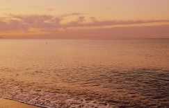 Vogue Türkiye June 2022A Postcard from the Mediterranean披上夏日的暖色，享受地中海的浪漫气息。Photography by Can Büyükkalkan ​​​