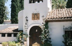 身穿Lanvin定制礼服，英国摩洛哥混血模特 Nora Attal 在西班牙的婚礼