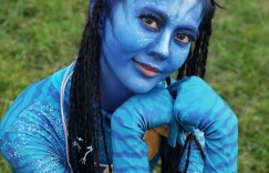 白癡公主cosplay鬼娃梅根！倒地大法師「詭異歪脖」嚇瘋網：比電影還恐怖