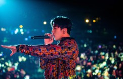 婁峻碩首辦海外個唱怕賠錢壓力大！喊窮「做專輯快沒錢」　求乾爹乾媽買票支持