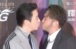 金鐘57／《綜藝玩很大》奪「最具人氣綜藝節目獎」！KID、坤達後台相吻：獎盃要送給在天上的兄弟