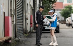 化身地表最正警花！王淨首度升格「動作女星」跑百米追毒販撲倒自嘲：我其實是跌倒專家