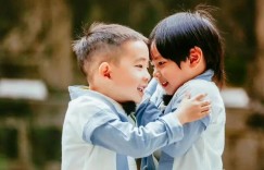 吳尊、陳小春兒竟是同學！「Max、Jasper放學同框照」掀《爸爸5》回憶殺