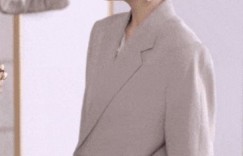 周揚青才驚傳分手鮮肉偶像！曬絕美婚紗「嬌羞拿捧花」牽手西裝男　網刷一片：結婚了？