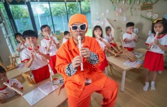 黃明志全新MV彩蛋滿滿！穿美國國旗在「終國有嘻哈」撒錢一幕　讓網友暴動狂猜劇情