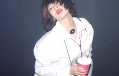 剪去招牌長髮！侯佩岑頂「俏麗短髮＋大紅唇」超逆齡　造型曝光網讚：根本泫雅本人