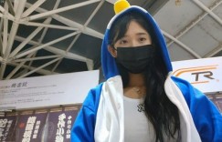 企鵝妹重拾戰袍強勢回歸！現身高鐵「換企鵝裝猛晃20秒」網看傻：真的猛