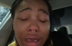 百萬性感網紅稱「誤刷317萬」買沙發！爆哭求網友抖內3000萬　反遭網抨擊詐欺