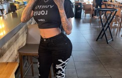 太想念粉絲！饒舌歌手利用「監獄探視系統」開直播　穿獄服獻飛吻：很快就回來