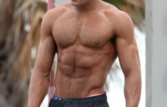 男神柴克艾弗隆新劇片場照曝光！「詭異齊瀏海＋兇猛手臂肌」遭網調侃：是法克大人