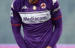 世界盃／塞爾維亞鮮肉球員「當場脫褲驗傷照」瘋傳！裁判撞臉《六人行》Ross成亮點