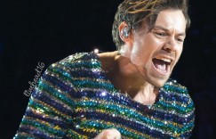 Harry Styles巡演皮褲一秒炸開！「那大包險掉出」粉絲暴動　他道歉：應是闔家觀賞的秀
