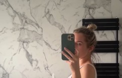 「曼城寶貝」女星辣曬激凸照！自爆餵母乳三年「胸部垂到能打結」：動手術重建自信