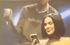 克里斯小子跨坐嗨跳！女粉絲「低頭淡定滑手機」他氣炸怒摔：都騎上來了還不理？