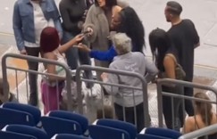 克里斯小子跨坐嗨跳！女粉絲「低頭淡定滑手機」他氣炸怒摔：都騎上來了還不理？