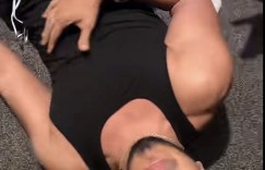 男子配戴模擬器「挑戰女性生理痛」！一秒失敗跪地女叫求饒　網笑瘋嗆：再嘴硬啊