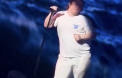 妥瑞氏症發作！Lewis Capaldi台上「面部猙獰四肢抽搐」粉絲集體幫唱感動全網