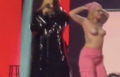 女子脫衣闖舞台！艾薇兒致詞到一半「遭人上空硬闖」打斷　她暴怒飆：妳給我滾