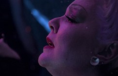 童話裡都是騙人的！《小美人魚》劇照再釋出「愛麗兒拉馬車」遭網酸：女僕私奔？