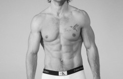 好萊塢巨雕王代言CK！亞倫強森曬「超巨一包」八塊肌寫真　粗大尺寸網嗨：不用塞