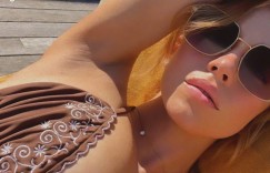 席德妮史威尼曬比基尼辣照！「雙腿敞開」根部見客掀熱議　她嘆：早發育被排擠