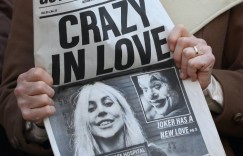 Lady Gaga小丑女造型曝光！「當眾強吻圍觀女子」網看片場照驚呼：素顏上陣？