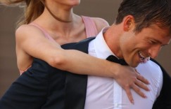 席德妮史威尼V領禮服飄仙氣！甜蜜熱吻「帥爆劊子手」網卻歪樓：男主表情已母湯