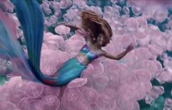 《小美人魚》女主角曝每天花「13小時水下拍攝」！網友竟酸：泡幾年都不會變白