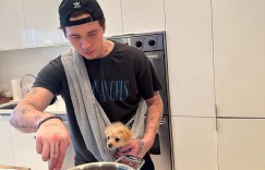 貝克漢長子的地獄料理！「抱愛犬做義大利麵」惹議　網驚：鍋中怎麼有軟木塞？