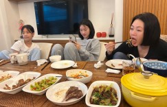 不在乎汪小菲閃電來台！小S曬素顏居家照「比1國際手勢」掀網熱議：是在偷臭？