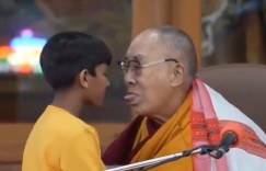 達賴喇嘛要男童「吸我的舌頭」！伸舌邀約片段全網炸鍋　他道歉：開個調皮的玩笑