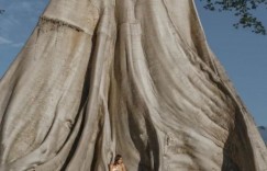 俄羅斯網美超母湯！自備床單「700年聖樹前脫光合影」高調發文　居民震怒遭逮捕