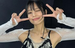 演唱會服裝再惹爭議！Jennie著「超激短裙」大露微笑線　網看傻怒轟：這還叫裙子？