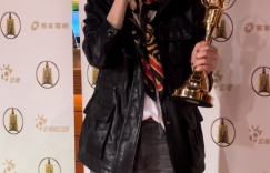 致謝烏龍成金鐘亮點！謝盈萱「半跪敬酒」謝罪《四樓》導演：考慮以後合作酬勞打折