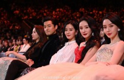 黃曉明離婚後首合體！鏡頭狂拍Baby反應　楊冪「瞪眼驚訝」引好奇：在聊什麼？