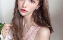 【喵妹】美妆樱花妹示范「性感连身装」，「深V＋腰部镂空」好美喔！