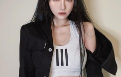 行走的腿精！23岁潮妹WENN 穿搭超暗黑也不忘晒出美、神腿