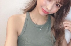 美艳正妹「穿浴袍好惹火」，性感的美肌太有女人味！