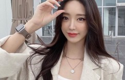 正妹老板娘「示范浅色低装」，美得让人着迷！