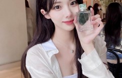 在泳池泡水的「高颜值可爱妹子」，透肤上衣展现「火辣曲线」！