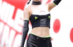 itotii正妹：赛车皇后《凉雅すずか》朝气笑容魅力十足！19岁性感泳装也甜化人心！