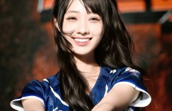 【网络美女】神级美颜登上东京巨蛋看板!嘎琳 12 强赛惊艳台、日网友,106 公分辣腿助攻登封桌历销量冠军!