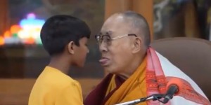 達賴喇嘛要男童「吸我的舌頭」！伸舌邀約片段全網炸鍋　他道歉：開個調皮的玩笑