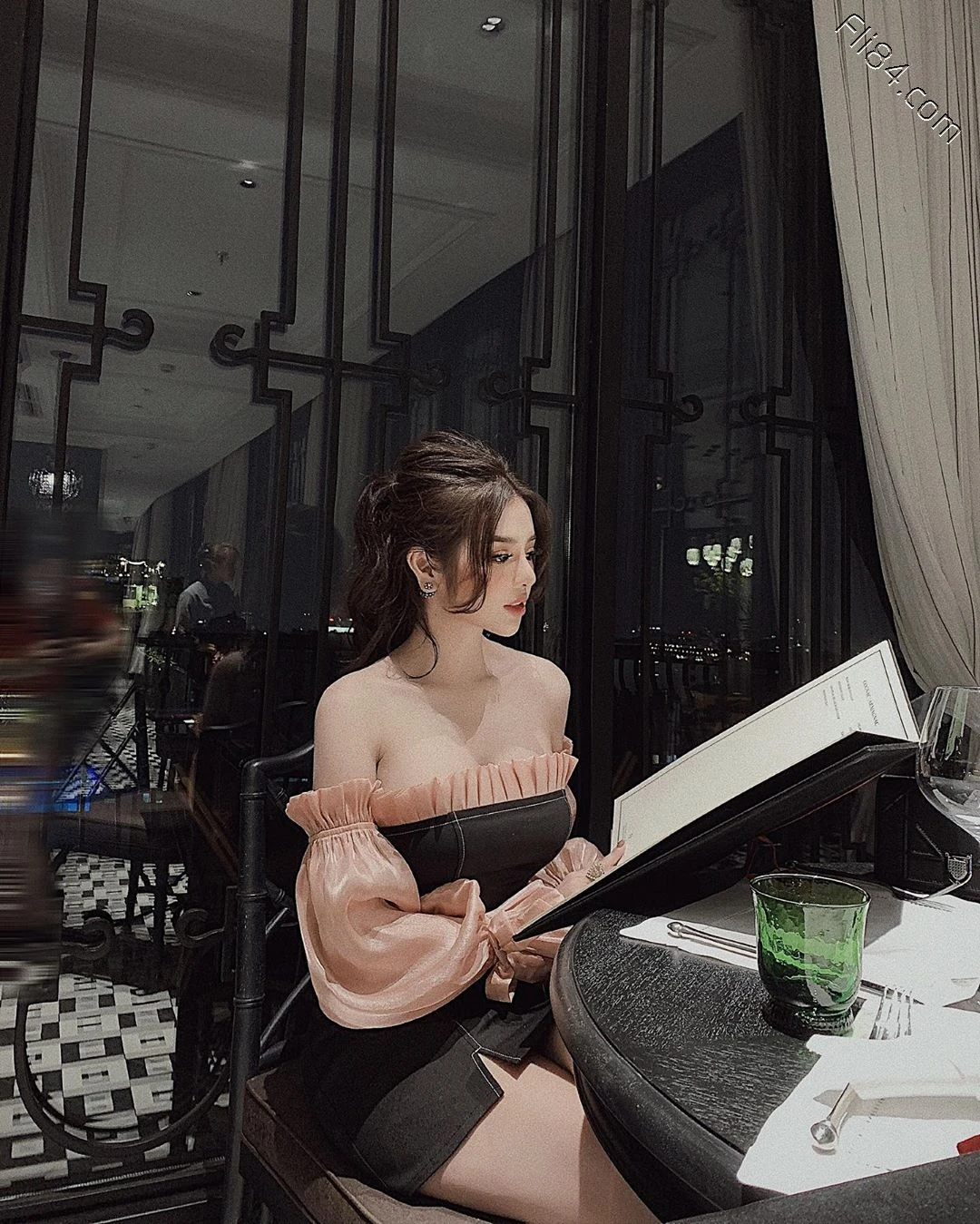 越南网红老板娘“Mai Phương Bui”自己开店当模特，身材自然不会很差！