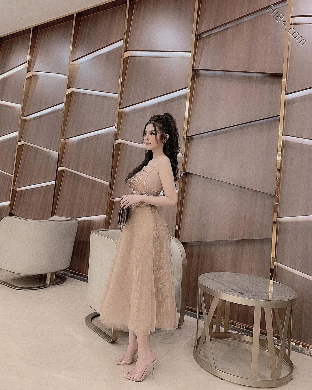 越南网红老板娘“Mai Phương Bui”自己开店当模特，身材自然不会很差！