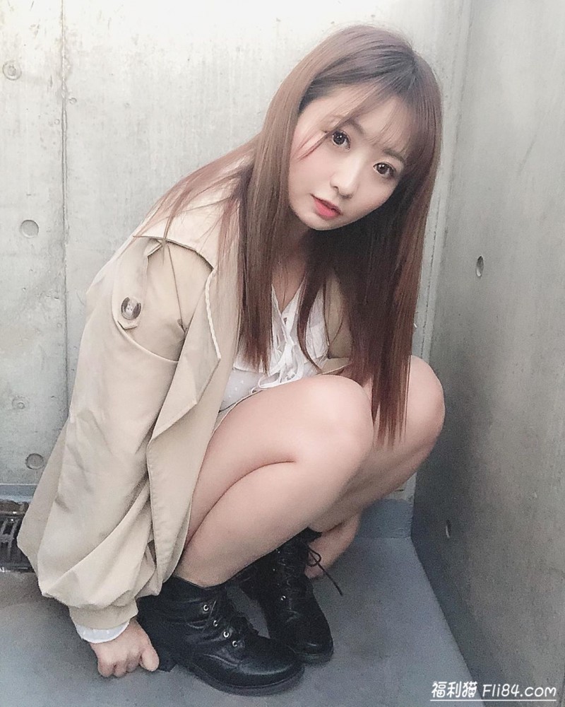 今日妹子图20200321：日本萌妹新矢皐月喜欢蹲着拍照，腿部线条令人着迷！