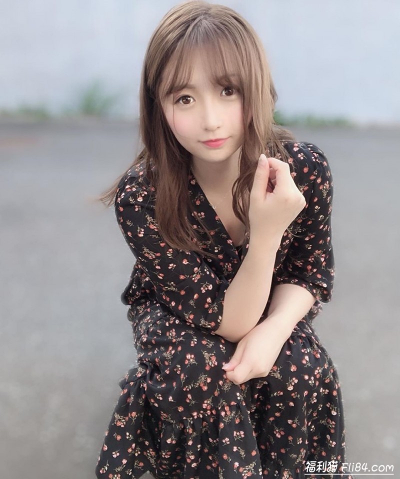 今日妹子图20200321：日本萌妹新矢皐月喜欢蹲着拍照，腿部线条令人着迷！