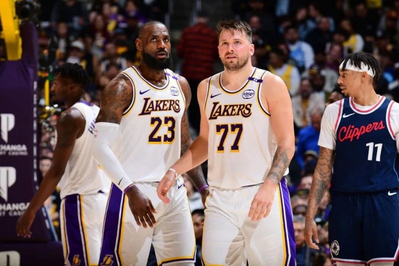 焦点球星连续出场，状态起伏引发热议